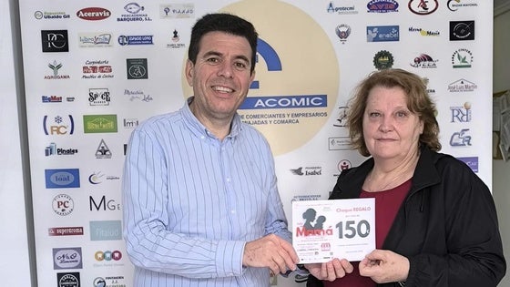 Los ganadores de la iniciativa 'El mejor regalo para mamá en el comercio local' recogen sus premios