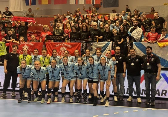 El equipo posa con la medalla de subcampeonas.
