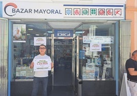 Nemesio Parras posa con el cartel del premio millonario de la Bonoloto repartido el 21 de mayo.