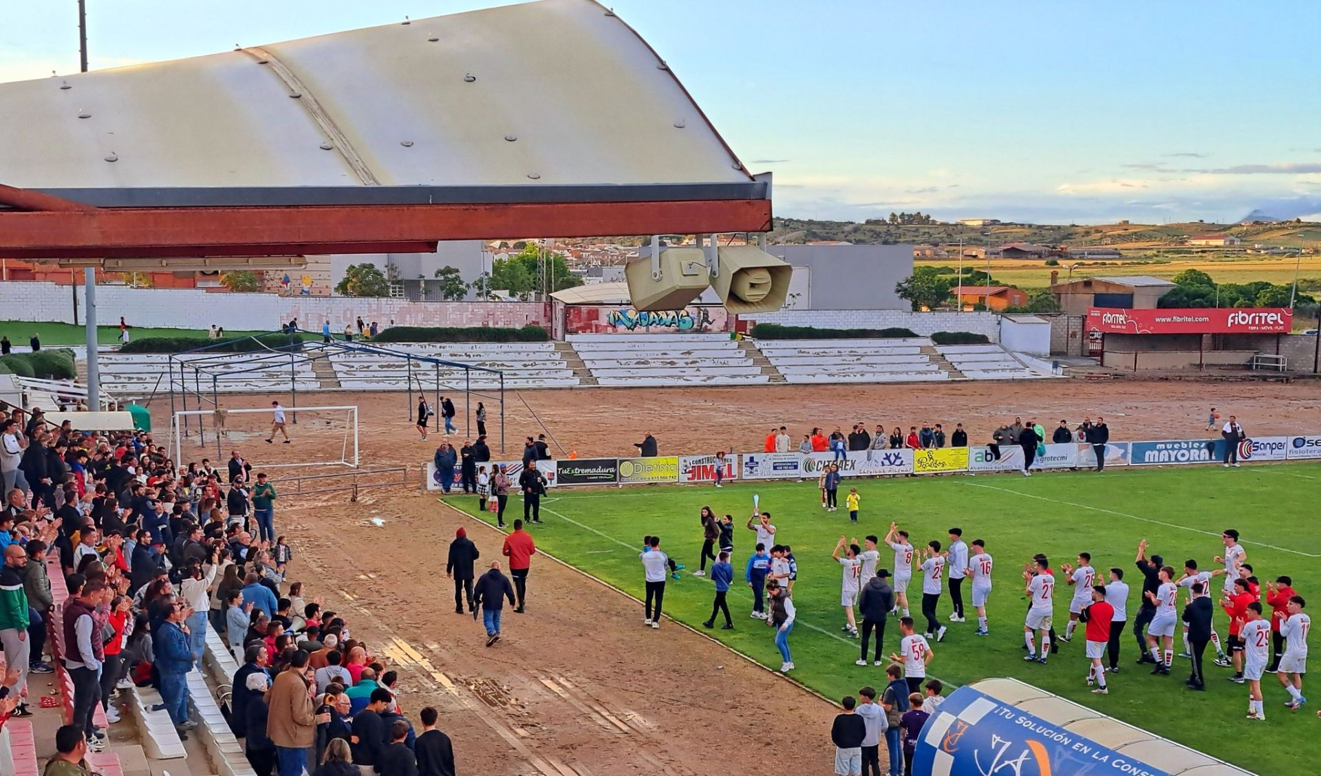 Unos 500 aficionados acompañaron al equipo en la última jornada y los jugadores les brindaron el trofeo.