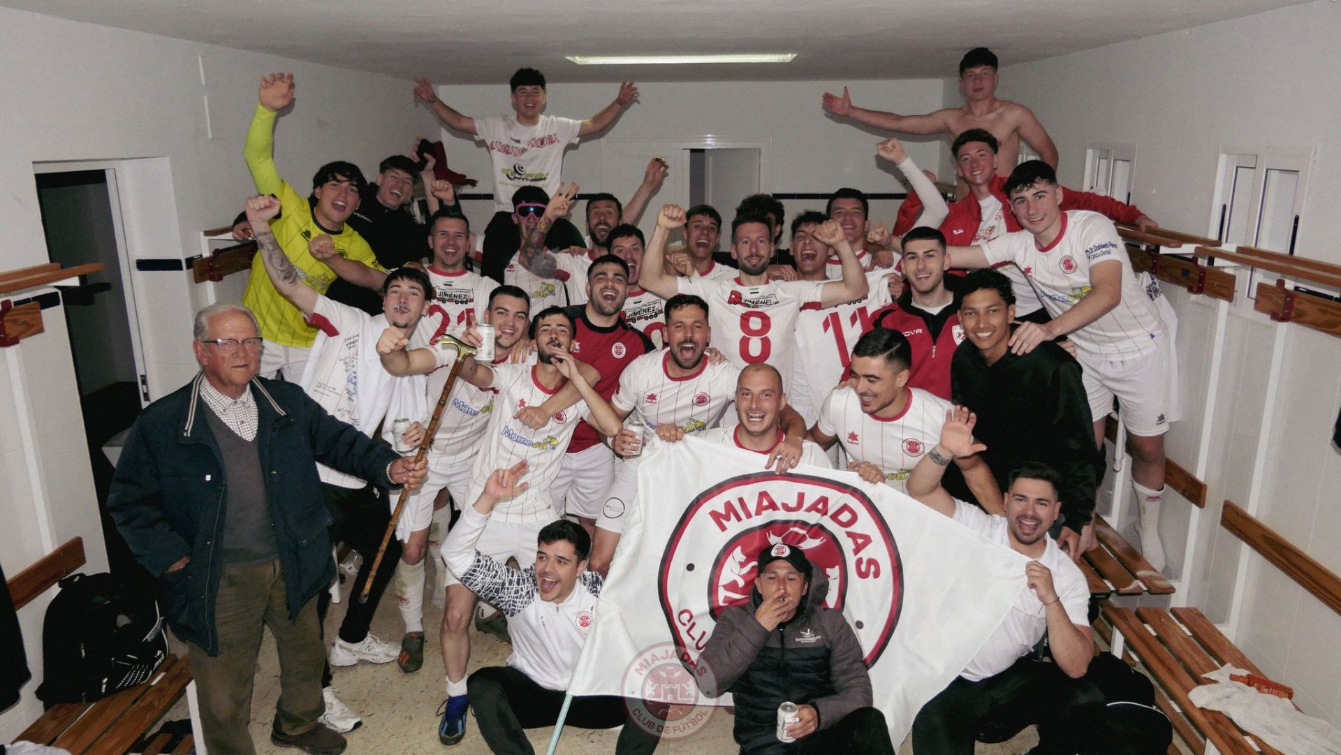 El equipo celebra su ascenso directo a Primera División Extremeña.