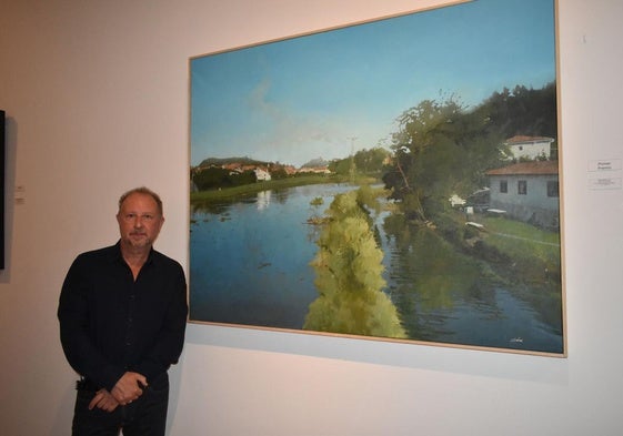 El artista Francisco Escalera, de Córdoba, posa junto a su obra ganadora 'Ribadesella II'.