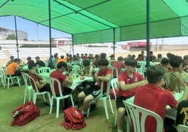 La temporada 2024/2025 llegó a su fin y, por ello, la Escuela de Fútbol Miajadas organizó una clausura especial con la que sus alumnos abanderasen la educación en valores como el compañerismo, la amistad o el respeto. Así, compartieron su afición por el fútbol con otros equipos llegados de las localidades vecinas: el CD Inicia, de Villanueva de la Serena, y el CD Metelinense, de Medellín, además de otro equipo que se desplazó desde un poco más lejos, el Landetxa K.T., llegado nada más y nada menos que desde Irún (País Vasco)