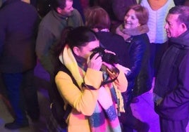 La periodista Celia García cubre un reportaje en Miajadas.