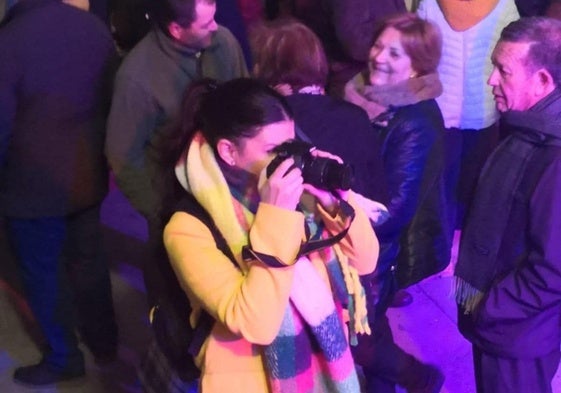 La periodista Celia García cubre un reportaje en Miajadas.