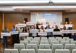 Entrega de las placas a los alcaldes.