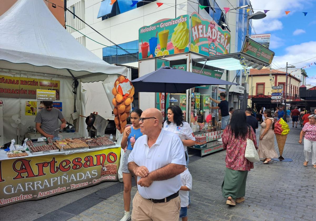 Imagen principal - Ricas hortalizas de la tierra, dulces o artesanía fueron algunos de los productos que los asistentes pudieron comprar durante la feria.