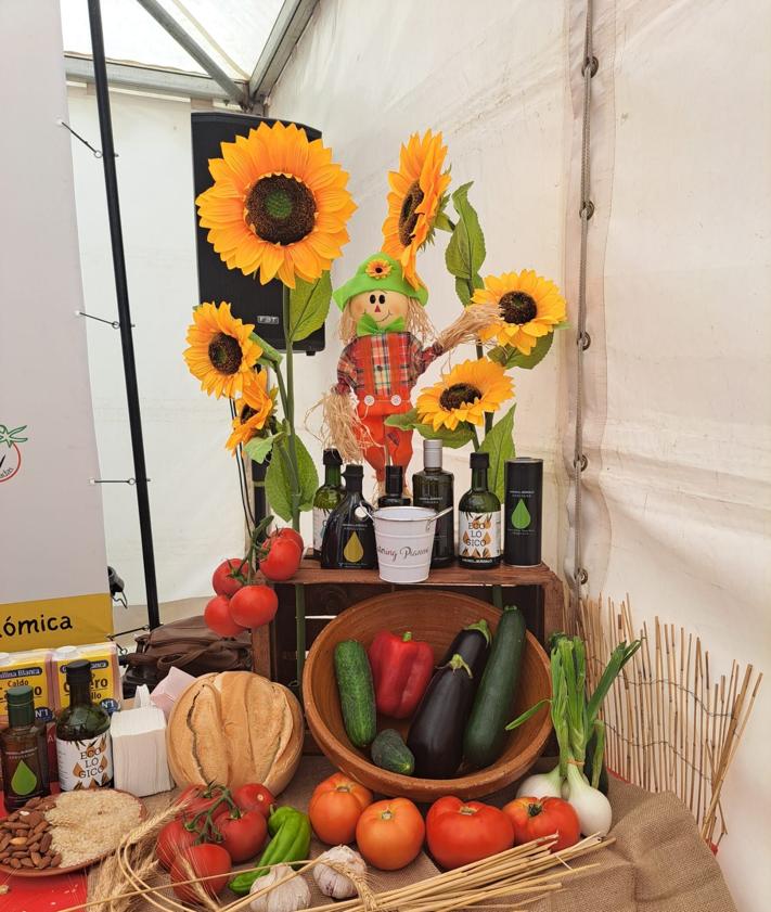 Imagen secundaria 2 - Ricas hortalizas de la tierra, dulces o artesanía fueron algunos de los productos que los asistentes pudieron comprar durante la feria.