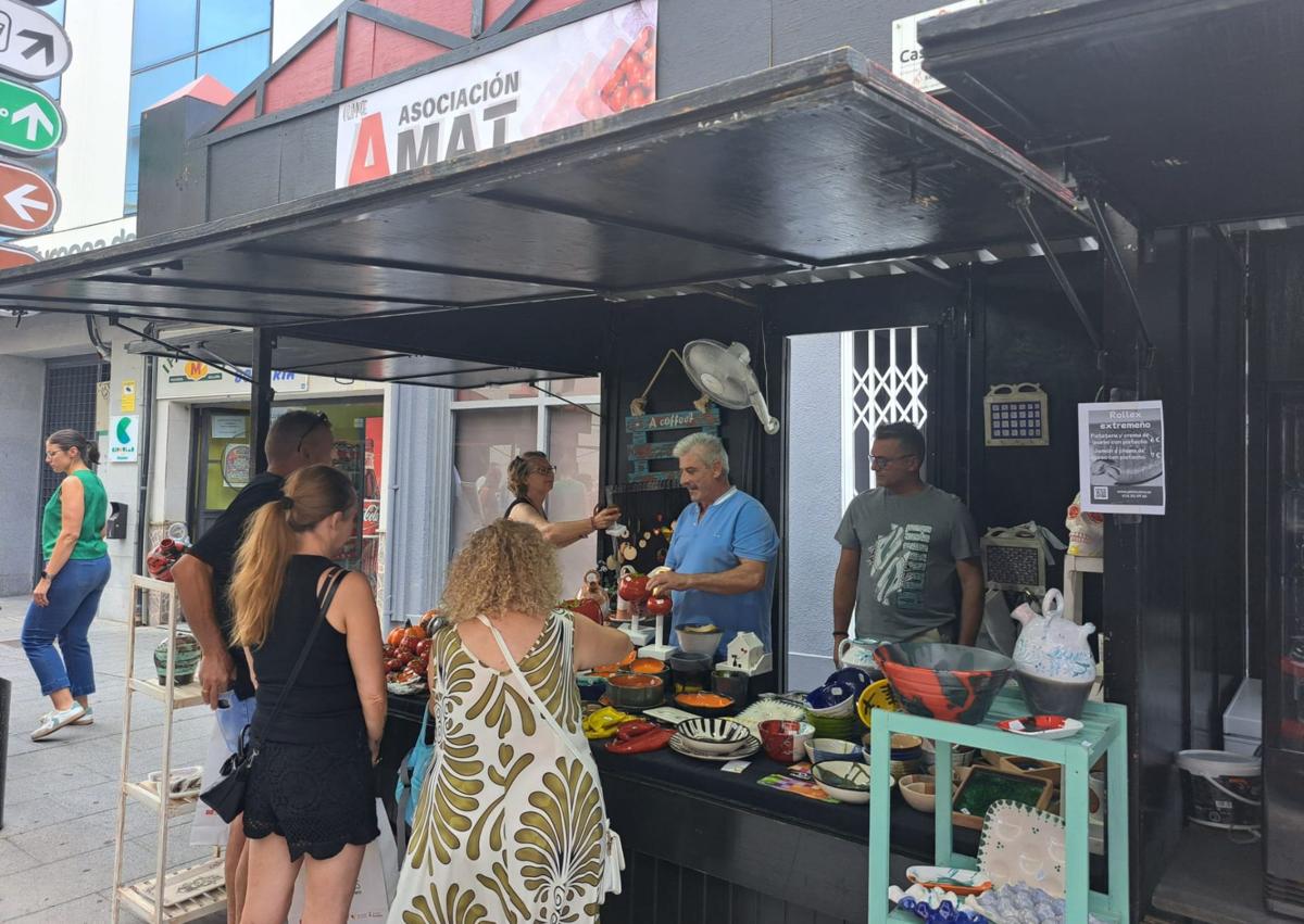 Imagen secundaria 1 - Ricas hortalizas de la tierra, dulces o artesanía fueron algunos de los productos que los asistentes pudieron comprar durante la feria.