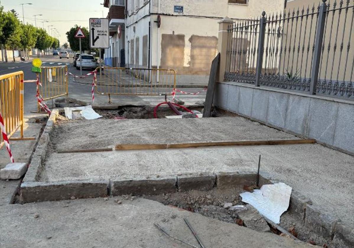 Obras en marcha en la avenida Trujillo de Miajadas.