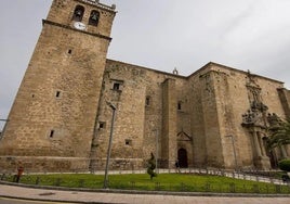 Fachada principal de la iglesia Santiago de Miajadas.