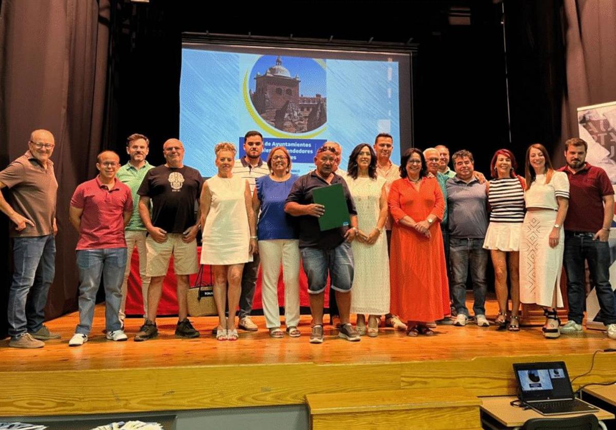 Foto de los alcaldes y alcaldesas que acudieron a la cita.