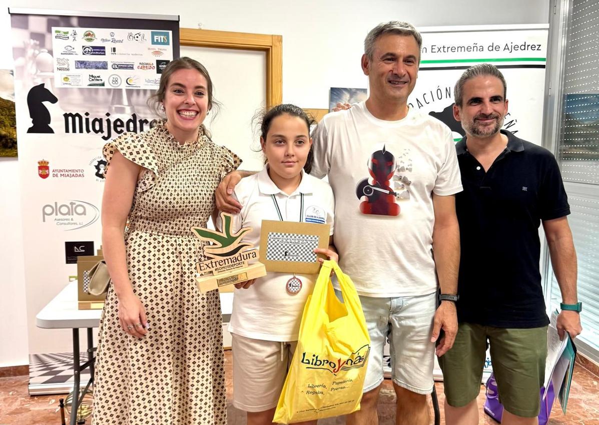 Imagen secundaria 1 - Homero Macías Sánchez, del club Ágora Ajedrez de Cáceres se proclamó campeón del XIV Torneo de Ajedrez Feria de Miajadas