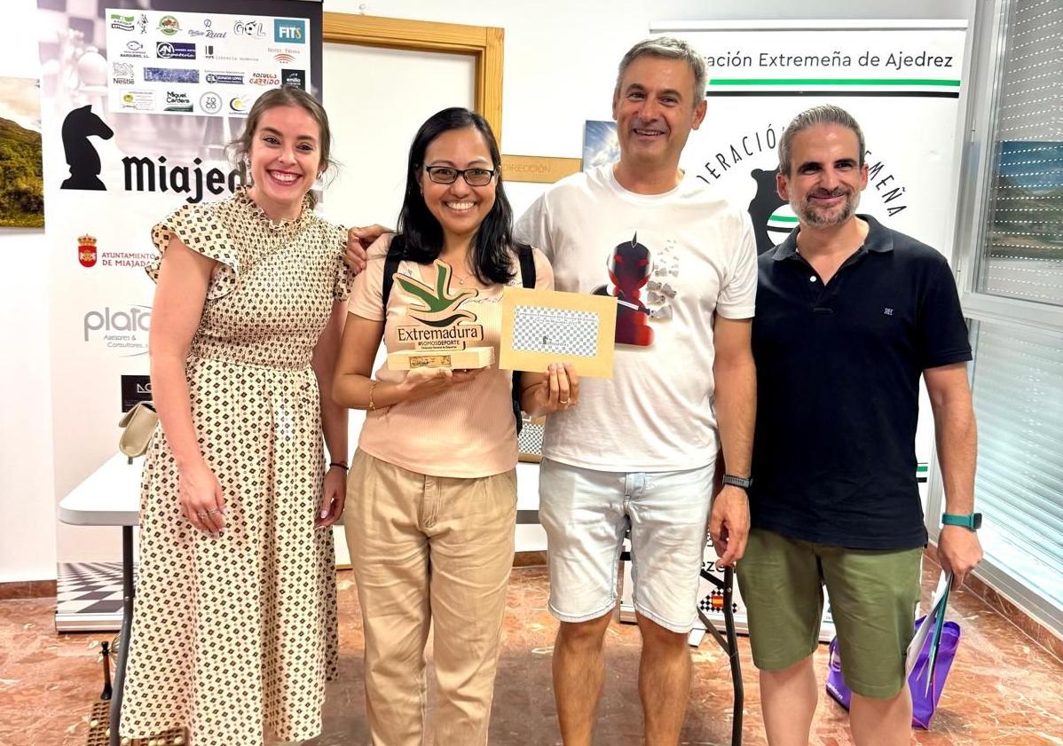 Imagen principal - Homero Macías Sánchez, del club Ágora Ajedrez de Cáceres se proclamó campeón del XIV Torneo de Ajedrez Feria de Miajadas