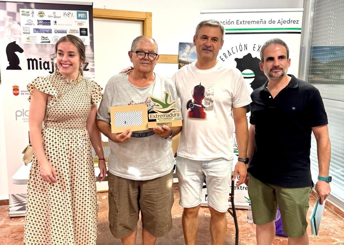 Imagen secundaria 1 - Homero Macías Sánchez, del club Ágora Ajedrez de Cáceres se proclamó campeón del XIV Torneo de Ajedrez Feria de Miajadas