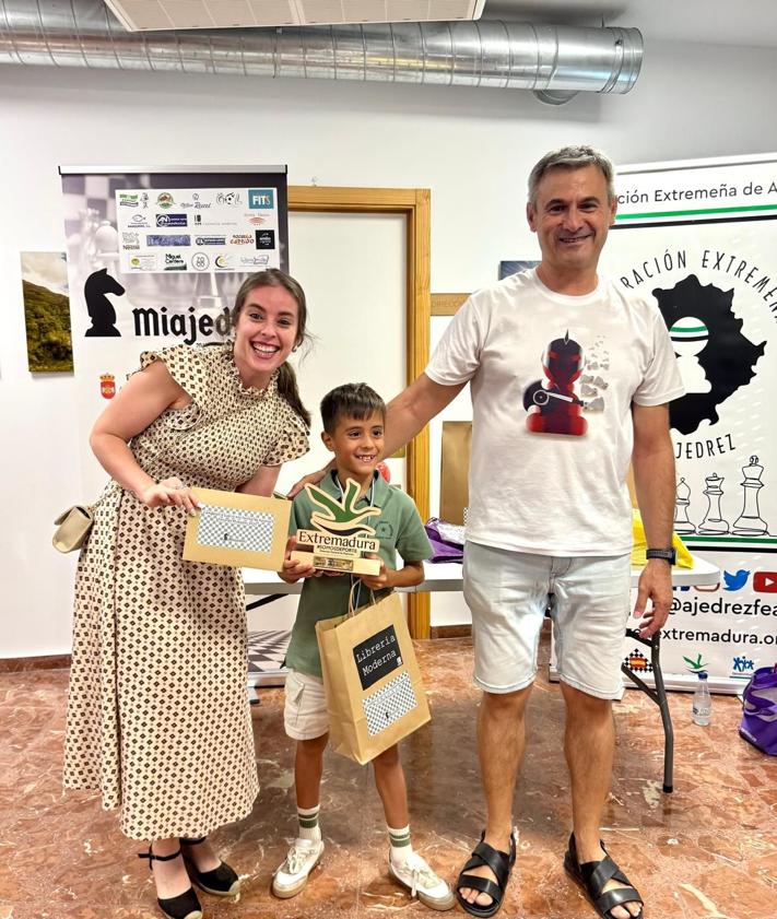 Imagen secundaria 2 - Homero Macías Sánchez, del club Ágora Ajedrez de Cáceres se proclamó campeón del XIV Torneo de Ajedrez Feria de Miajadas