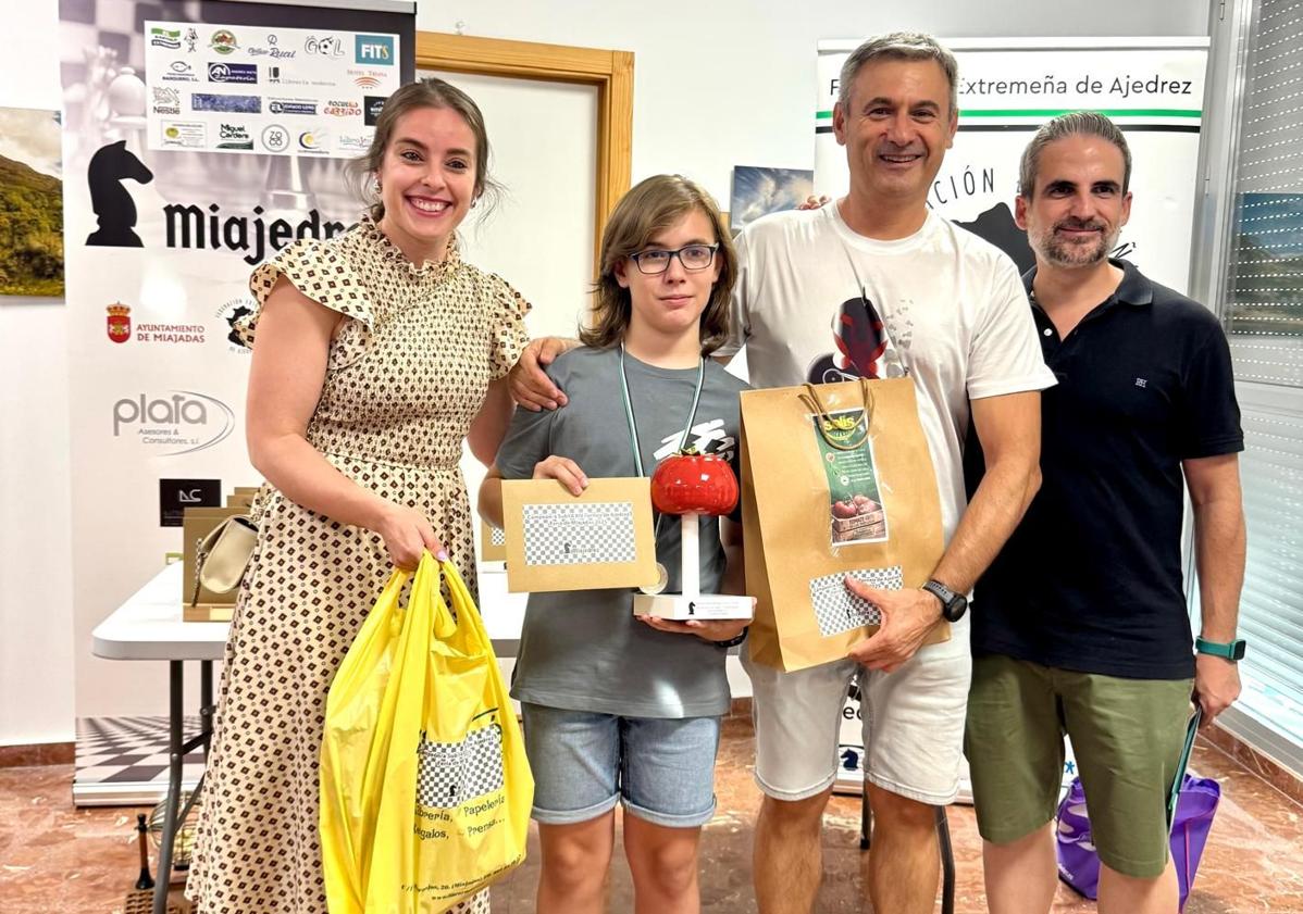 Imagen principal - Homero Macías Sánchez, del club Ágora Ajedrez de Cáceres se proclamó campeón del XIV Torneo de Ajedrez Feria de Miajadas