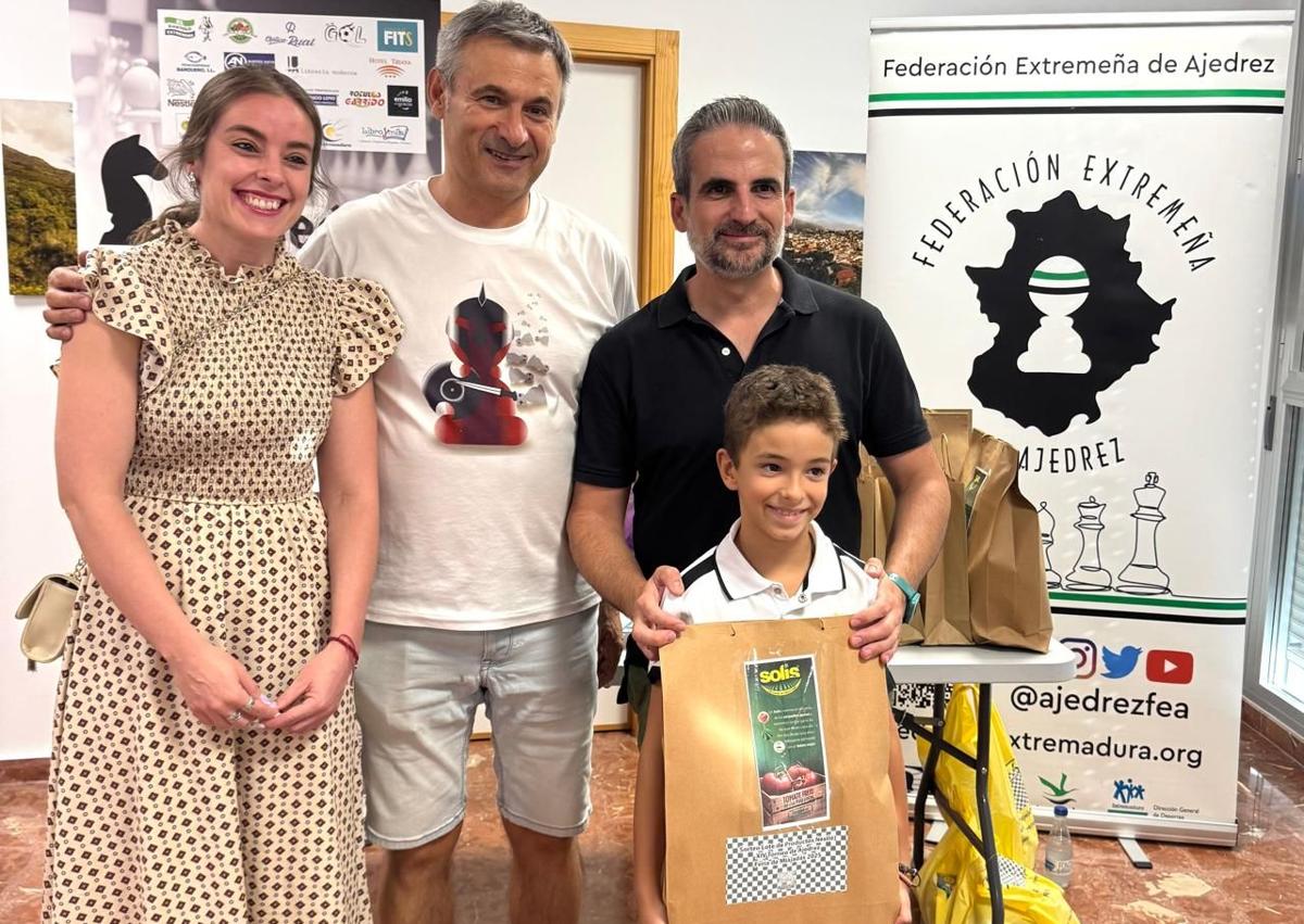 Imagen secundaria 1 - Homero Macías Sánchez, del club Ágora Ajedrez de Cáceres se proclamó campeón del XIV Torneo de Ajedrez Feria de Miajadas