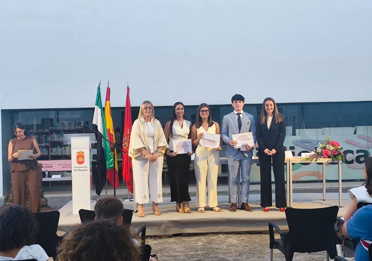 Imagen principal - Los estudiantes miajadeños son premiados por sus excelentes expedientes académicos