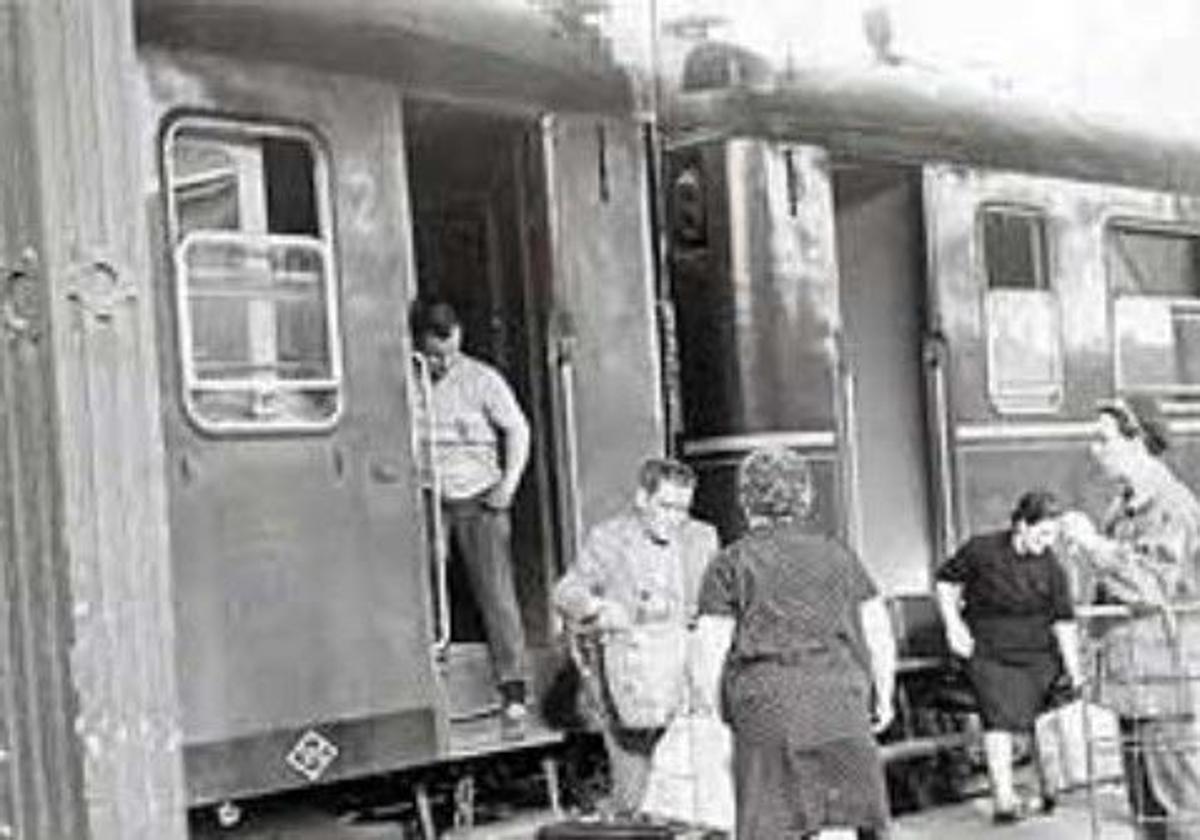 Llegada a la estación de Atocha, en Madrid, de un tren procedente de Extremadura, en julio de 1969.