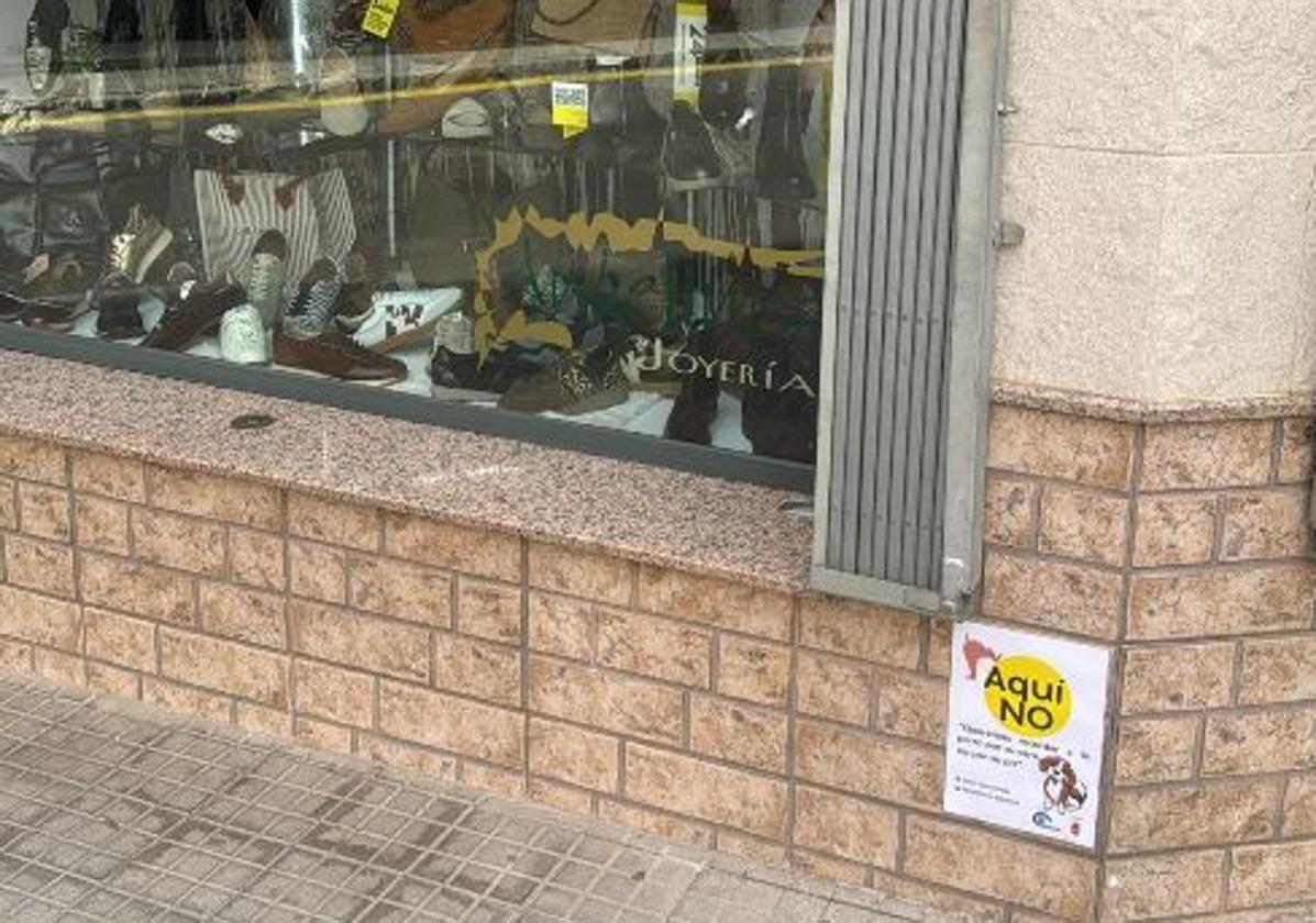 Cartel de la campaña en la fachada de uno de los comercios participantes.