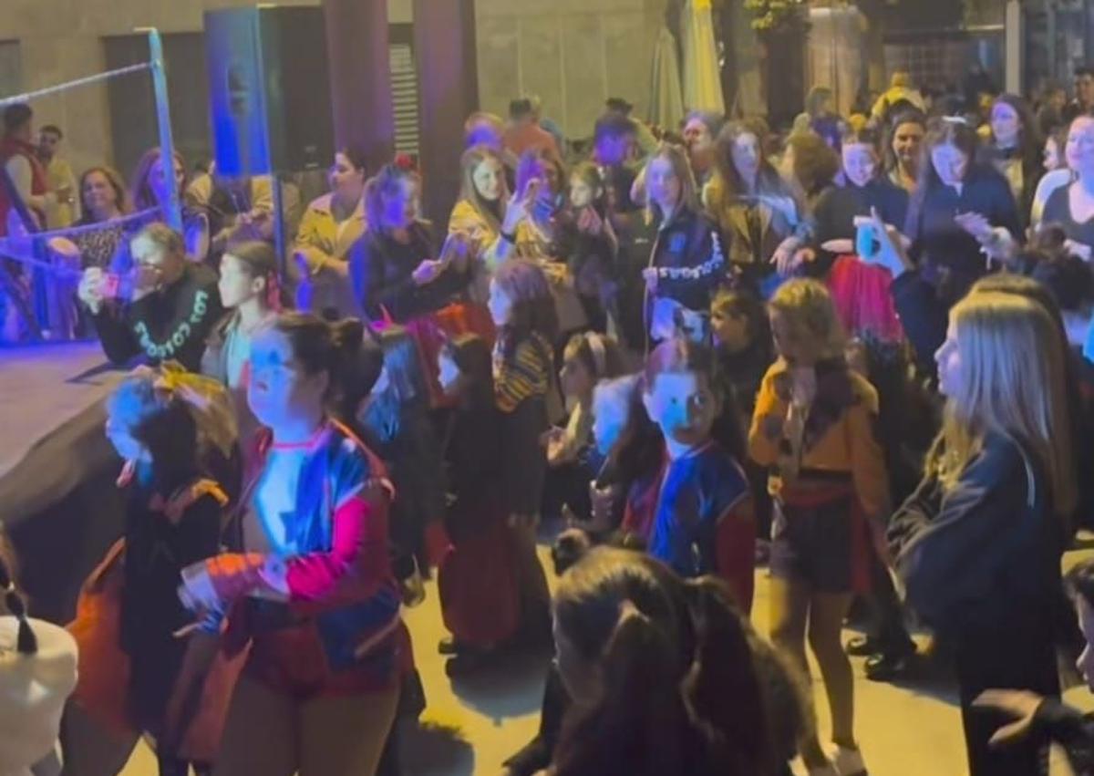 Imagen secundaria 1 - Fantasmas, esqueletos y brujas tomaron la localidad en Halloween