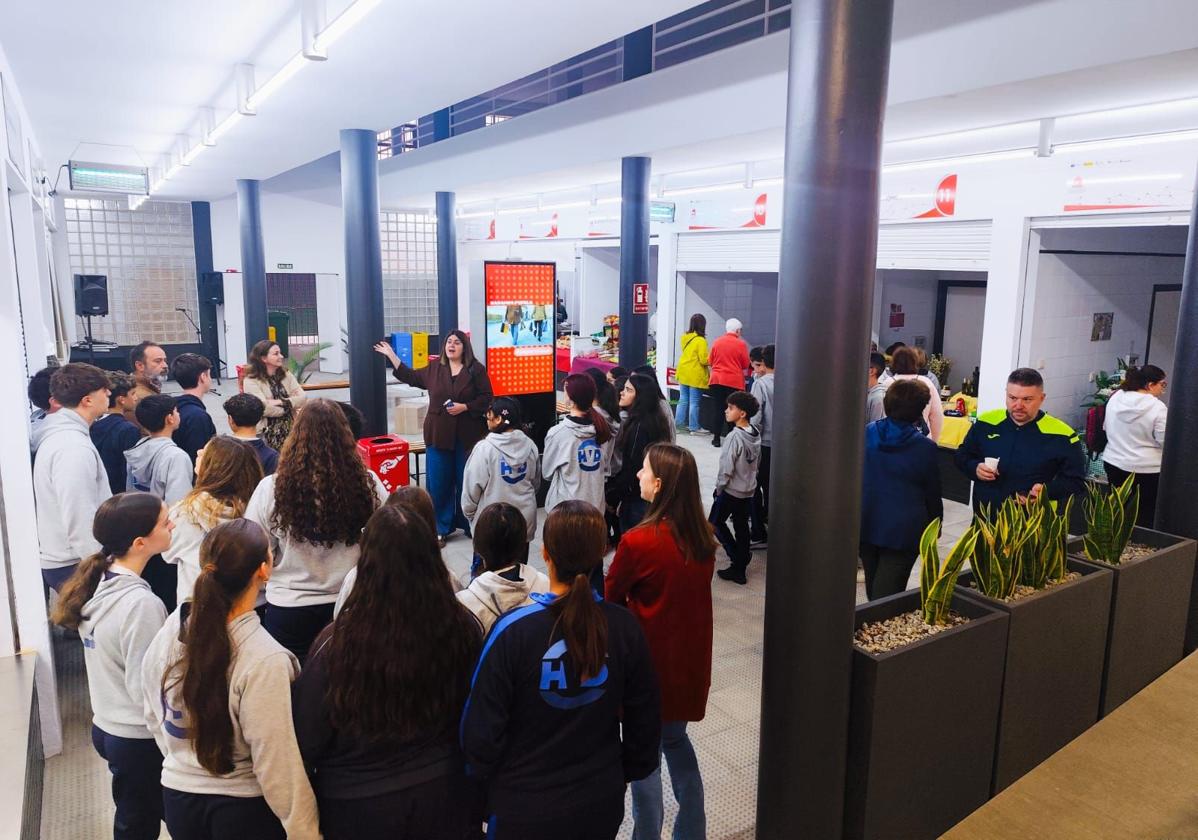 Imagen principal - Reabre el Mercado de Abastos de Miajadas