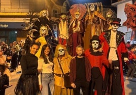 Fantasmas, esqueletos y brujas tomaron la localidad en Halloween