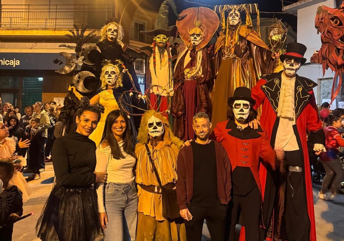 Fantasmas, esqueletos y brujas tomaron la localidad en Halloween