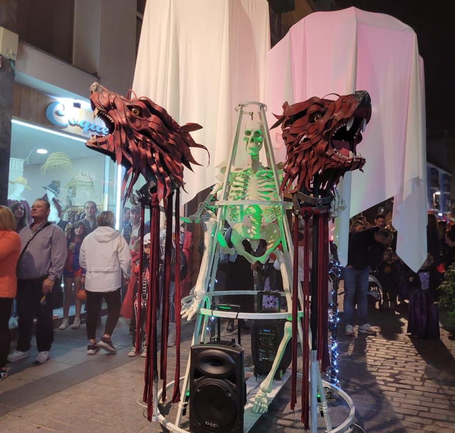 Imagen secundaria 1 - Fantasmas, esqueletos y brujas tomaron la localidad en Halloween