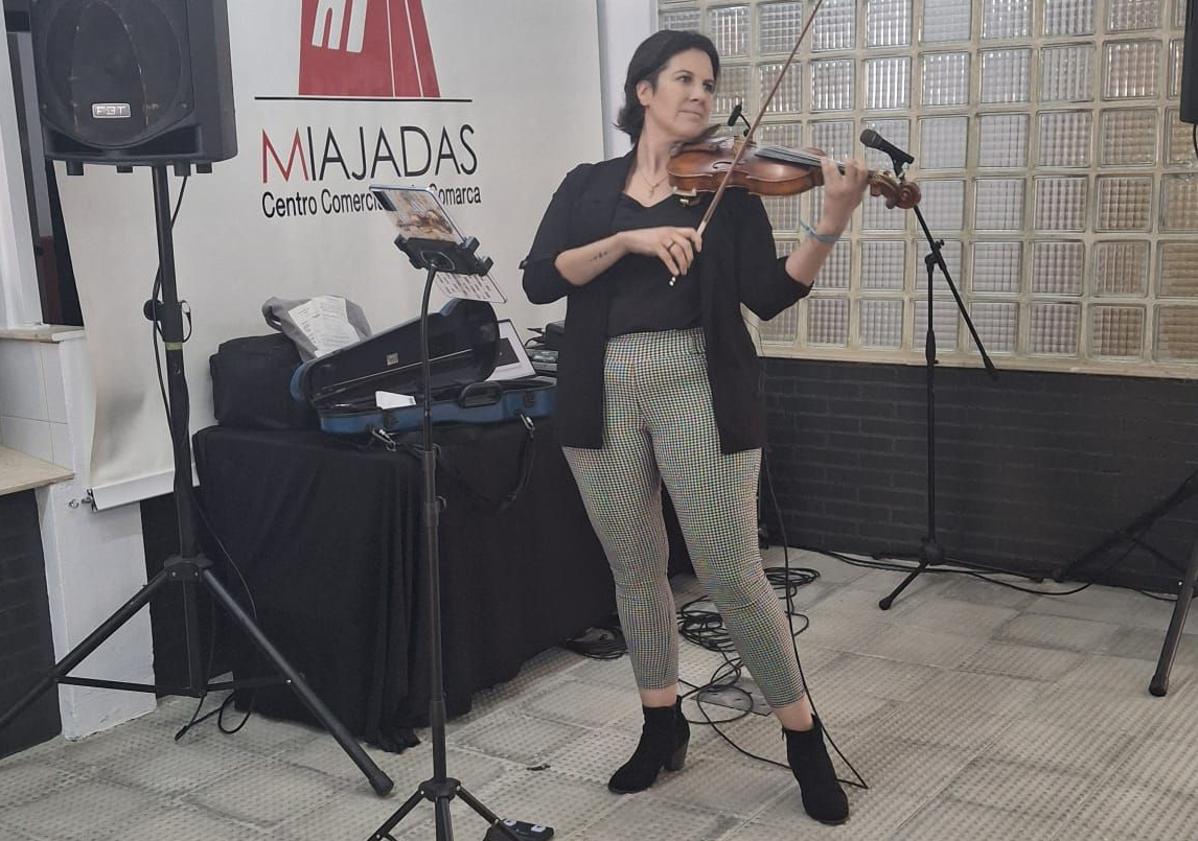 Imagen principal - Reabre el Mercado de Abastos de Miajadas