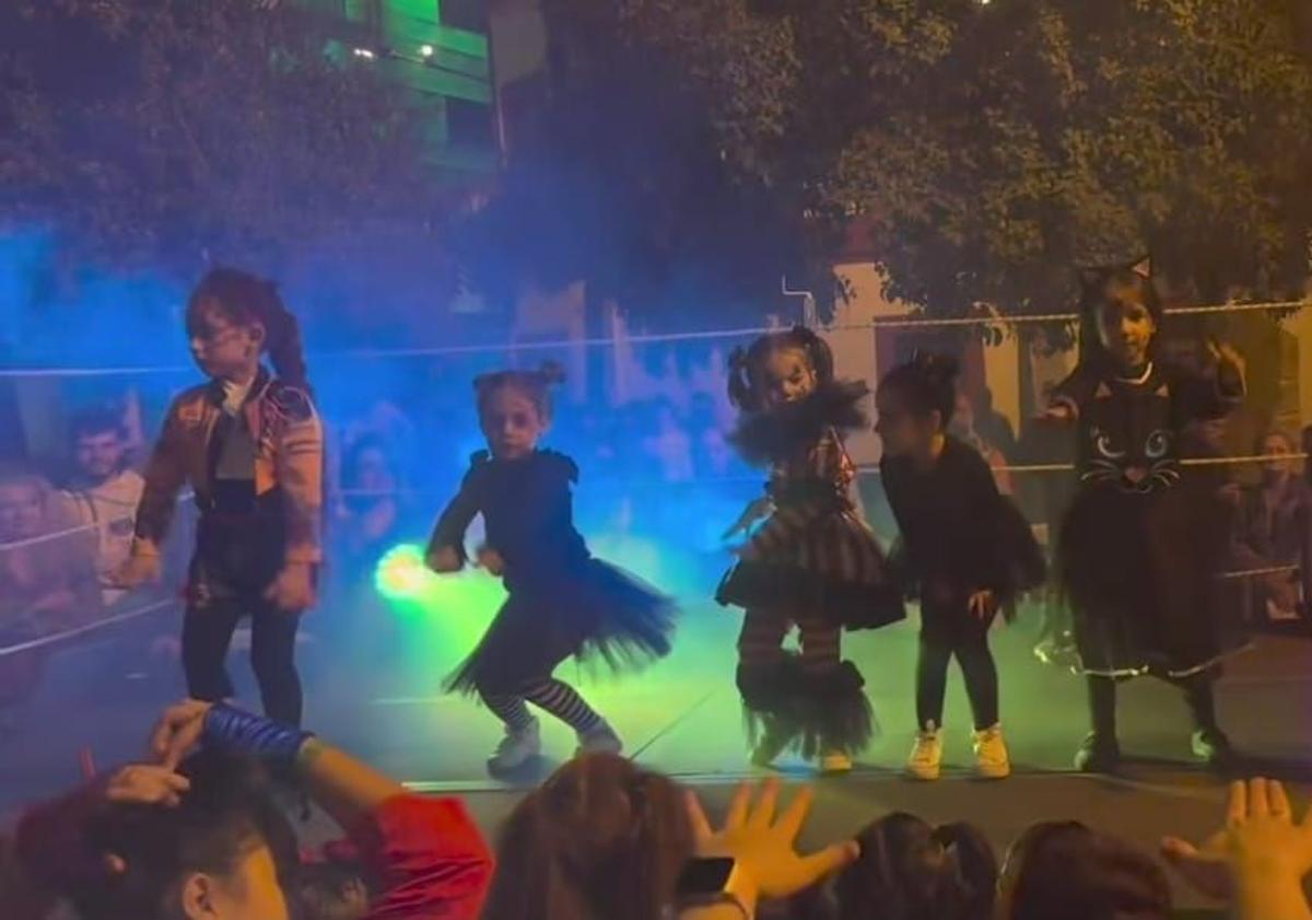 Imagen principal - Fantasmas, esqueletos y brujas tomaron la localidad en Halloween