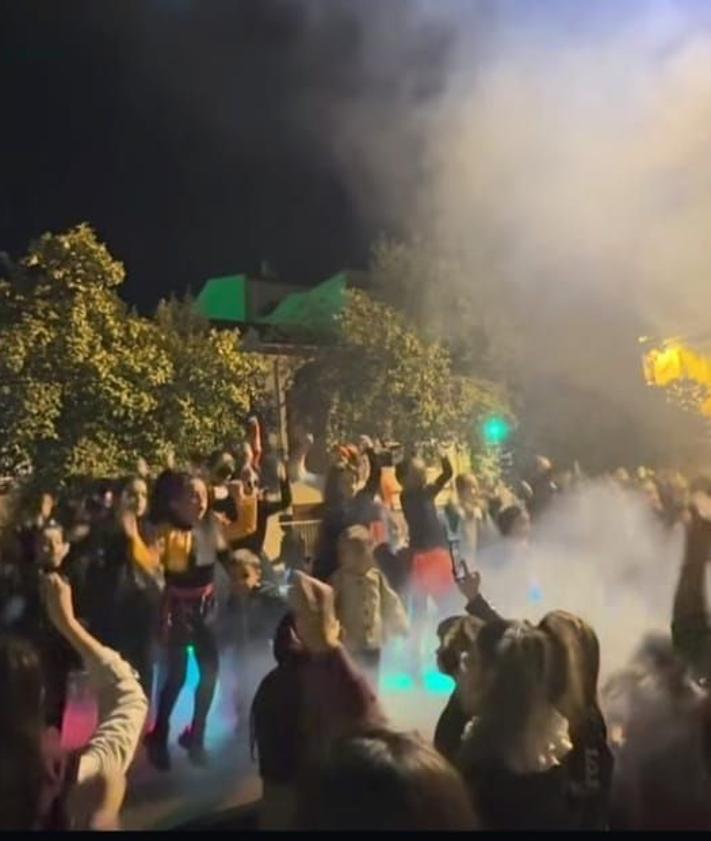 Imagen secundaria 2 - Fantasmas, esqueletos y brujas tomaron la localidad en Halloween