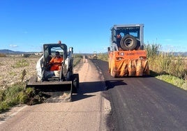 Comienza el asfaltado de la carretera de acceso a Alonso de Ojeda
