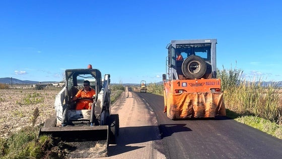 Comienza el asfaltado de la carretera de acceso a Alonso de Ojeda