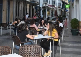 Vecinos de Miajadas disfrutan de la terraza de un bar.