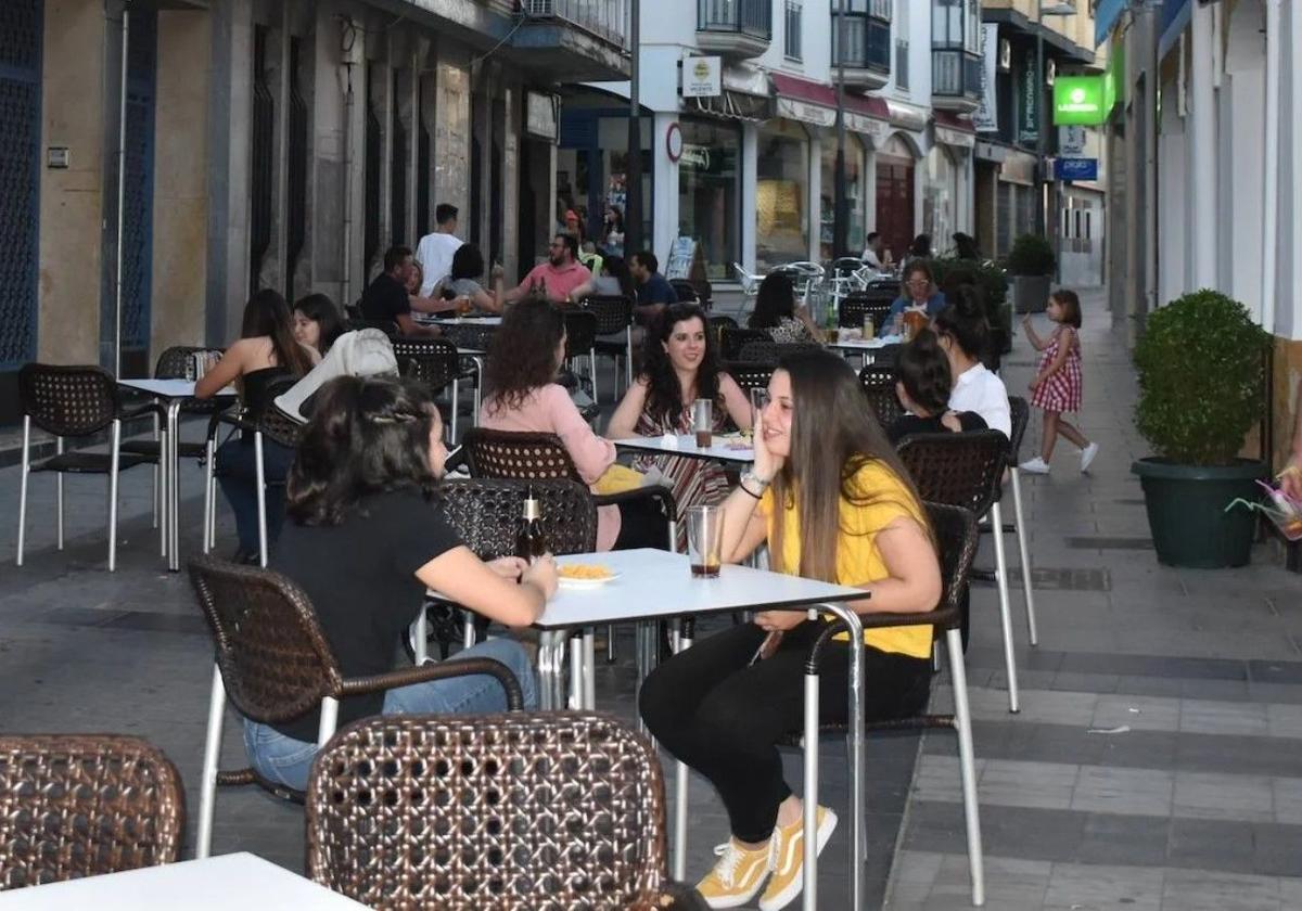 Vecinos de Miajadas disfrutan de la terraza de un bar.