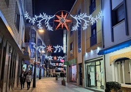 Archivo. Una calle de Miajads en Navidad.