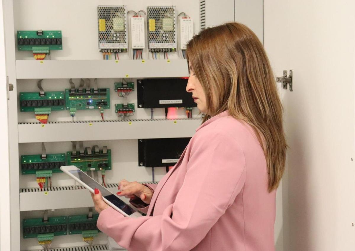 Imagen secundaria 1 - Esther Albalá Fabián, ingeniera del Grupo Laura Otero, recibe el premio 'Eres teleco' por su contribución al desarrollo tecnológico de Extremadura