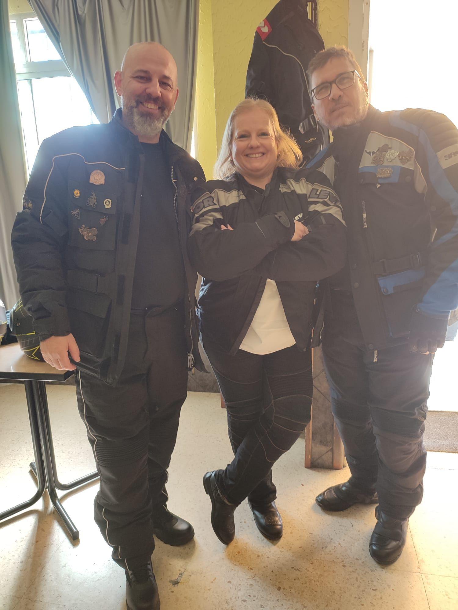 Alrededor de un centenar de moteros disfrutaron con las Migas Kojoneras