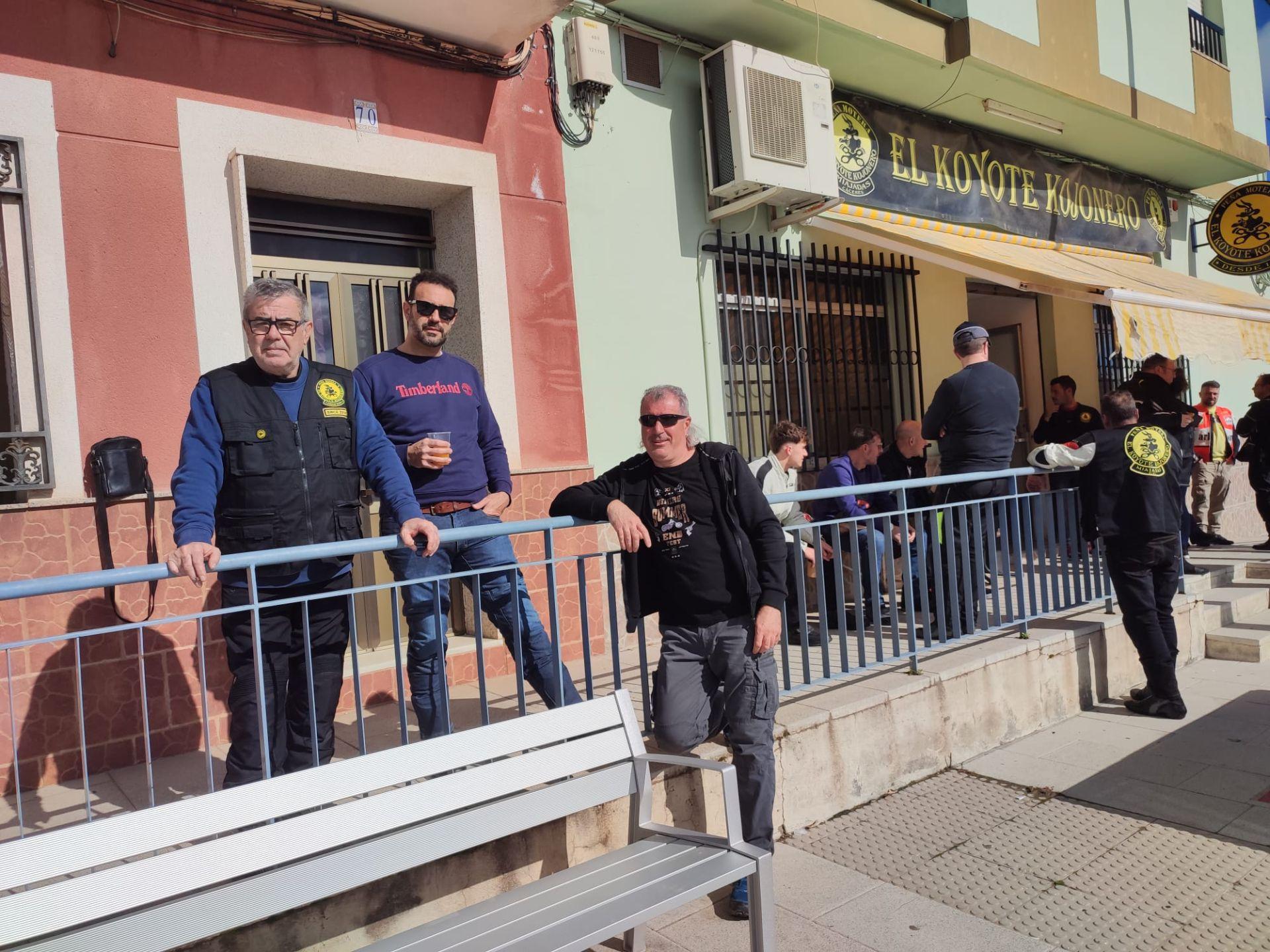 Alrededor de un centenar de moteros disfrutaron con las Migas Kojoneras