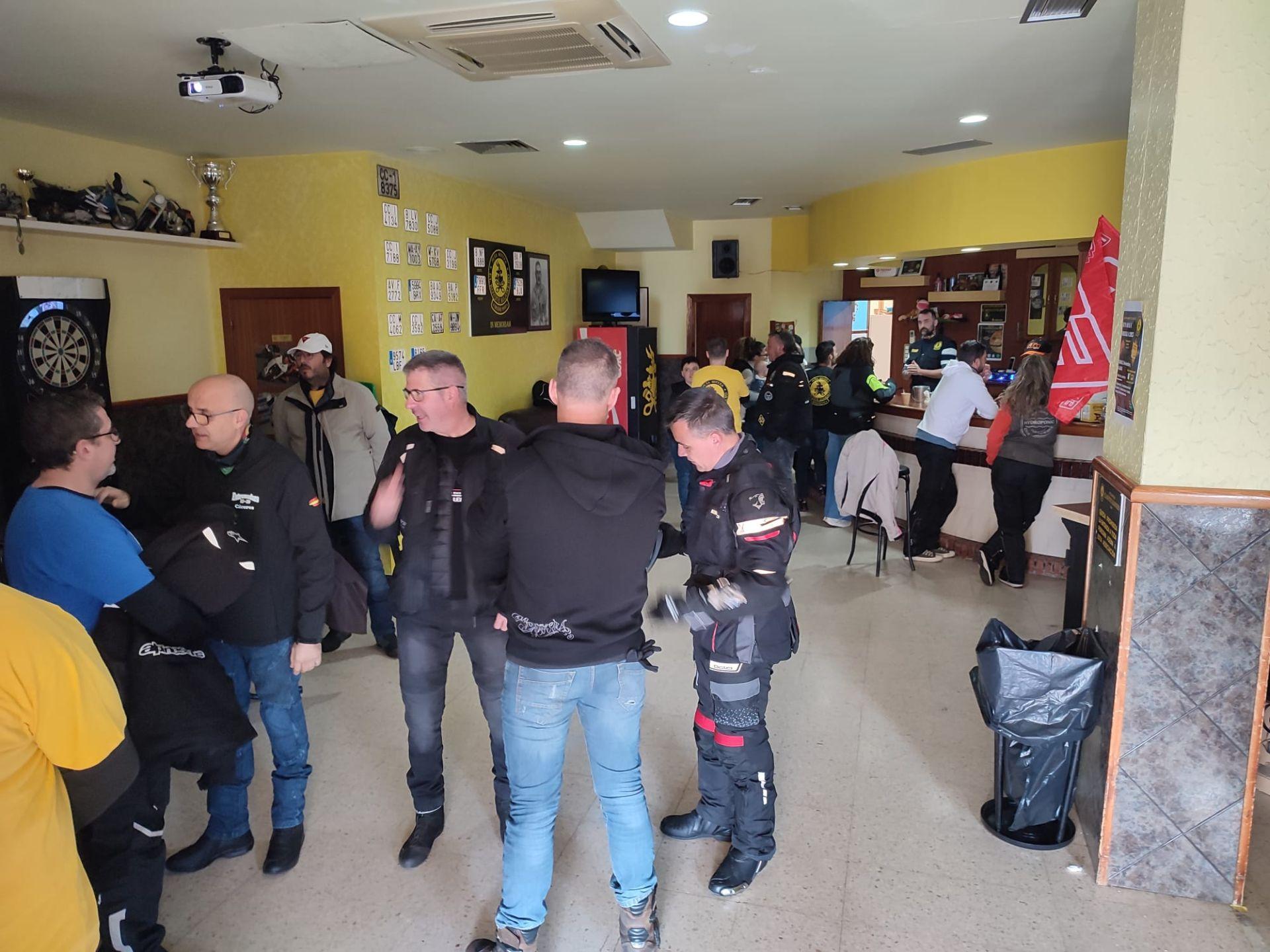 Alrededor de un centenar de moteros disfrutaron con las Migas Kojoneras