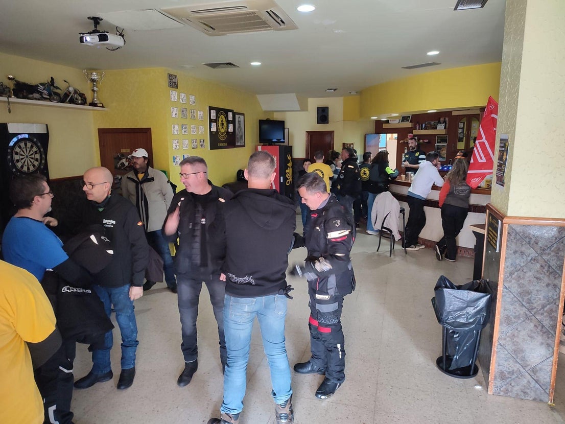 Alrededor de un centenar de moteros disfrutaron con las Migas Kojoneras