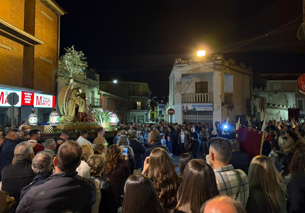 Imagen principal - Algunos de los pasos del Jueves Santo y del Viernes Santo.