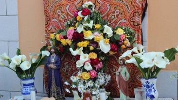Altar con la Cruz de Mayo. Imagen de archivo.