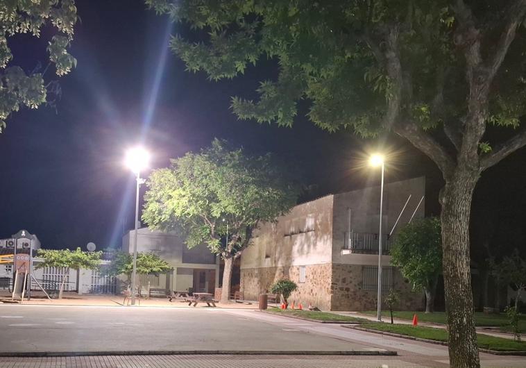 Imagen principal - Alonso de Ojeda lleva a cabo mejoras en el alumbrado público y el gimnasio municipal