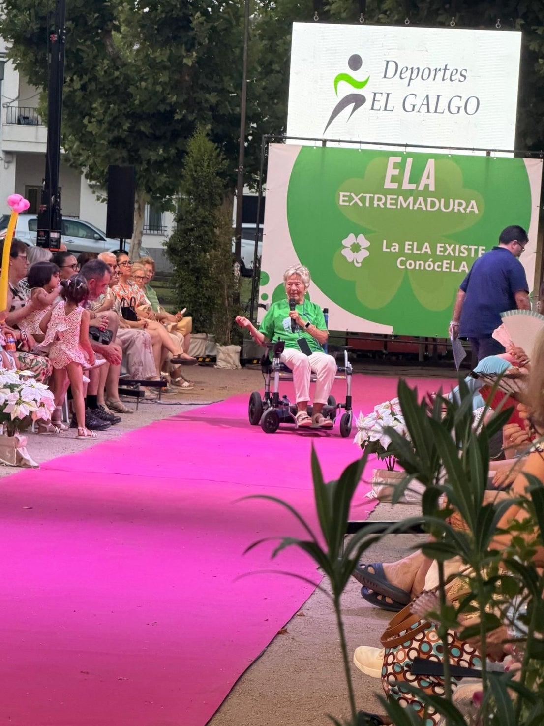 Miajadas brilla en el desfile benéfico 'ConócELA'