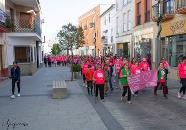 Miajadas sumó su 'marea rosa' a la lucha contra el cáncer en una IV Marcha multitudinaria
