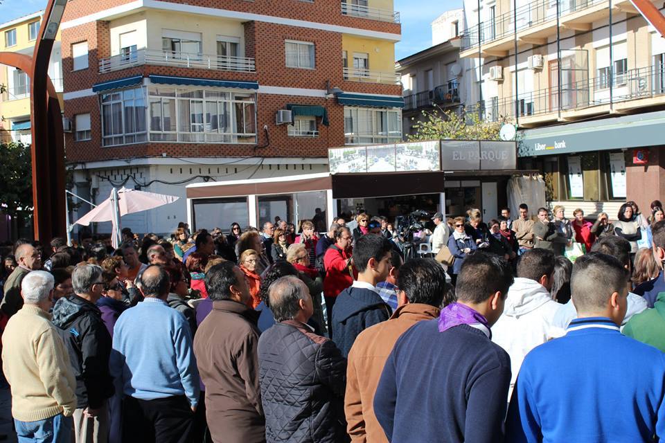 Asistentes al acto en la Plaza de España