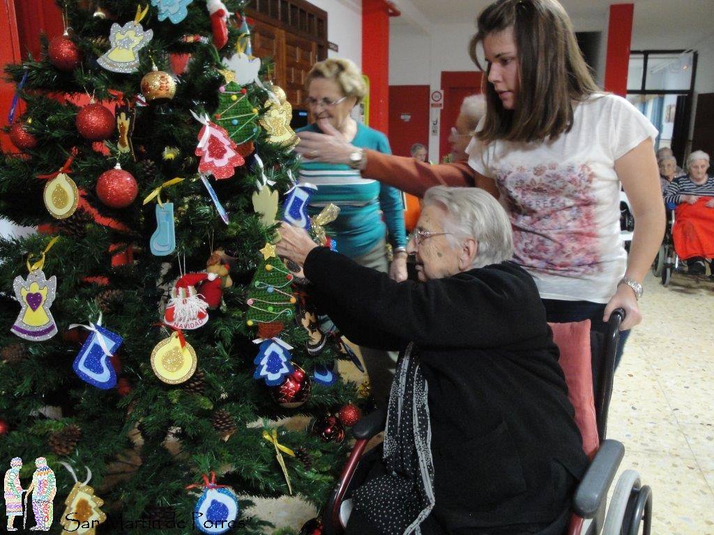 Decoración del árbol de Navidad de la Residencia 'San Martín de Porres' 